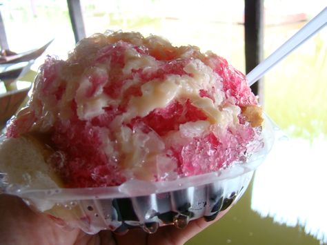 This is interesting and looks DELICIOUS! Thanks Lissa!: Thai shaved ice with candied fruit preserves Tips To Be Happy, Global Food, Fruit Preserves, Thai Dessert, Candied Fruit, House Blend, Sweets Cake, Shaved Ice, Global Recipes