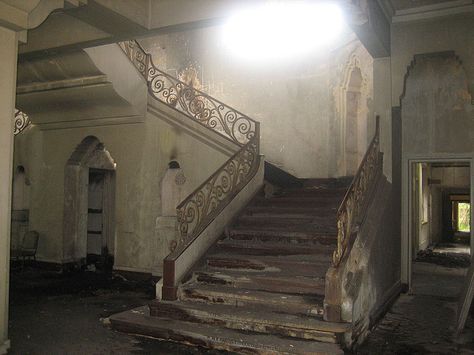 How does this happen, how do these beautiful homes fall in to such ruin? Game Aesthetic, Dark Photo, Haunted Doll, Friday Love, Southern Gothic, Six Feet Under, Horror Game, Abandoned Places, Palermo