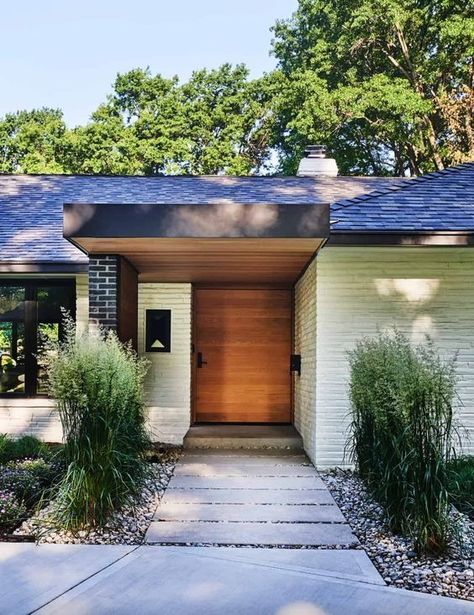 a modern front yard with a stone path and gravel, some greenery, blooms and shrubs is a cool and chic space Front Yard Design Ideas, Yard Design Ideas, Modern Ranch House, Ranch House Exterior, Modern Front Yard, Mid Century Ranch, California Ranch, Ranch Exterior, Box House