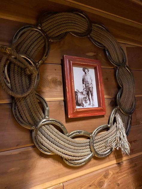 Art Fer, Country Western Decor, Horseshoe Crafts Projects, Western Bedroom Decor, Ranch House Decor, Welding Crafts, Horseshoe Projects, Western Crafts, Cowboy Decorations