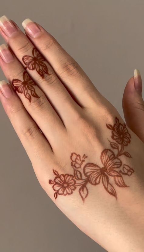 Mehndi Design Arabic Front Hand, Mehandi Cute Designs, Simple And Elegant Mehendi Designs, Mehandhi Back Hand Designs Simple Modern, Motif Henna Tangan Simple, Easy Mehndi Design Front Hand, Aesthetic Heena Design Simple, Simple Henna Aesthetic, Cute Mendhi Designs Simple Front Hand