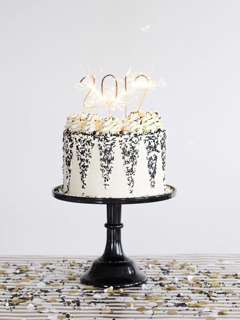 Black and White Cake: Dark chocolate cake layers with vanilla buttercream #blackandwhitecake #cakebycourtney #newyearscake #chocolatecakerecipe #chocolatecake #thebestchocolatecake #easychocolatecakerecipe #vanillabuttercream #vanillafrosting