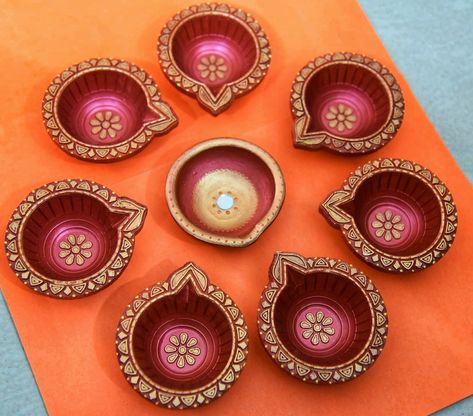 Beautiful colour combination of Pearl Acrylic Paints (Rust & Bronze) painted on diyas for Diwali Decorations. Panti Painting, Painted Diyas For Diwali, Painting Diyas For Diwali, Diya Panting, Diya Paintings Acrylic, Diwali Diya Painting Ideas, Diya Paintings Acrylic Ideas, Diya Colouring Ideas, Diya Paintings For Diwali