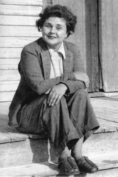 Elizabeth Bishop. "Close, close all night/ the lovers keep./ They turn together/ in their sleep,/  Close as two pages/ in a book/ that read each other/ in the dark./  Each knows all/ the other knows,/ learned by heart/ from head to toes." Jane Kenyon, Elizabeth Bishop, Poetry Posters, Emotional Energy, Poetry Foundation, Dorothy Parker, Woman Authors, Union Army, Rough Gems