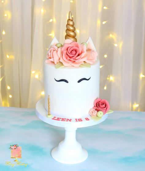 Unicorn Flower Cake, White Unicorn Cake, Cake Unicorn, Rose Cute, Unicorn Treats, Unicorn Themed Birthday Party, Cake Writing, Unicorn Birthday Cake, Spa Birthday Parties