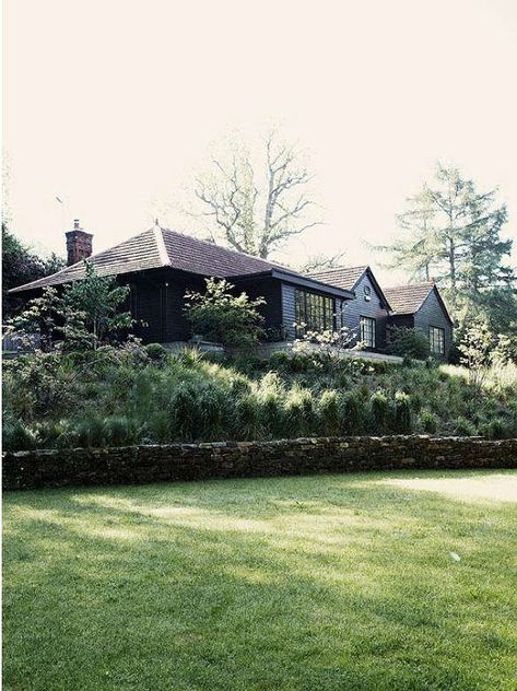 Dark House Exterior, Black Houses, Prairie Style Houses, Home Design Magazines, Dark House, Photo Shoot Location, Grey Exterior, Traditional Houses, Prairie Style