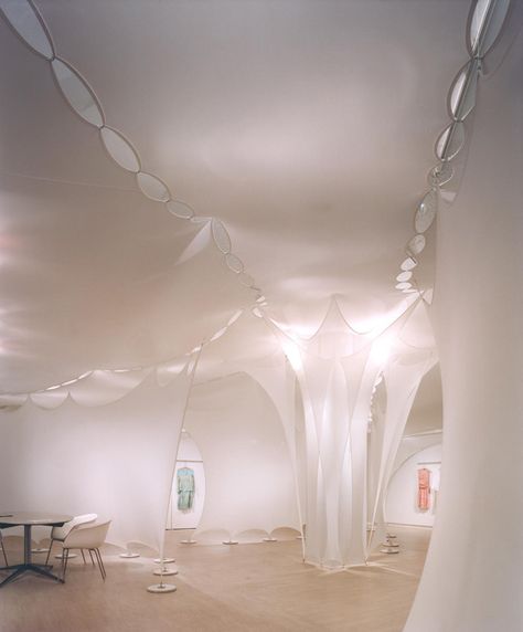 Reminds me of the kind of room I've always dreamed of...except with silk cloth hanging from a brass ring in the center and draping to the room edges and all along the walls...BEAUTIFULLLLLL!!!! Temporary Architecture, Stretched Fabric, Fashion Showroom, Empty Room, Earthship, Bad Design, Zaha Hadid, Fabric Structure, Elie Tahari