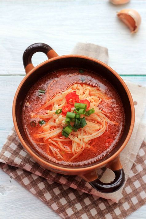 Enoki Mushroom Recipe Soup, Enoki Mushroom Soup, Enoki Mushroom Recipe, Enoki Mushrooms, Sichuan Food, Mushroom Recipe, Mushroom Dish, Mushroom Salad, Mushroom Soup Recipes