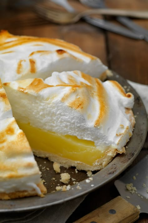 Jamie Oliver Lemon Meringue Pie is made with sweet pastry, cornflour, caster sugar, lemons, unsalted butter, free-range egg yolks, and free-range egg whites. This easy Lemon Meringue Pie by Jamie Oliver recipe creates a dessert that takes about 2 hours to prepare and can serve up to 8 people. Lemon Meringue Recipe, Lemon Meringue Pie Easy, Best Lemon Meringue Pie, Pioneer Kitchen, Lemon Meringue Pie Recipe, Meringue Tart, Lemon Meringue Tart, Tartlets Recipe, Lemon Pie Filling