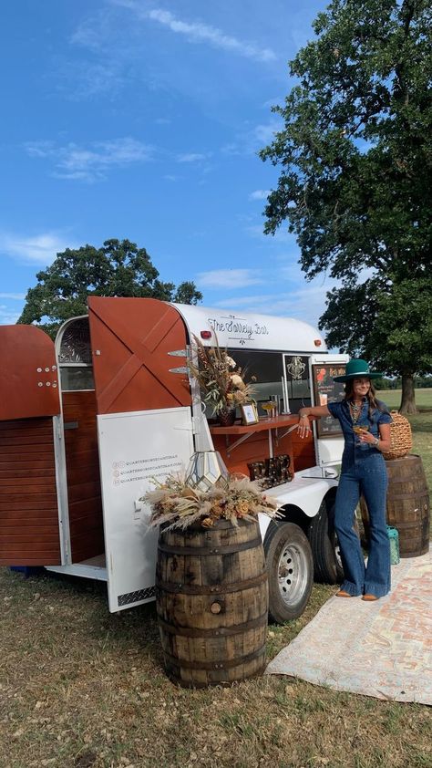 horse-trailer-bar-in-north-texas Vintage Horse Trailer, Converted Horse Trailer, Mobile Bars, Coffee Trailer, Coffee Van, Coffee Truck, Horse Trailers, Horse Trailer, Mobile Bar