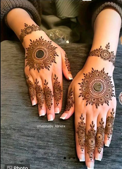 Front Hand Circle Mehndi Designs Simple, Jhumki Mehendi Designs, India Henna Design, Simple Mehndi Designs For Small Hands, Classy Henna Designs, Back Henna Designs Hand, Classy Mehendi Designs, Arebic Mhendi, Mahendiii Design