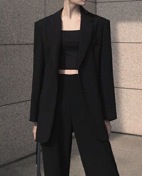 Mafia Inspired Outfits Woman, Women In Suits Aesthetic Mafia, Korean Mafia Girl Outfit, Black Formal Attire Women, Gala Outfits For Women Classy, Black Mafia Outfit, Mafia Outfit Women Dress, Chique Outfit, Woman Suit Fashion