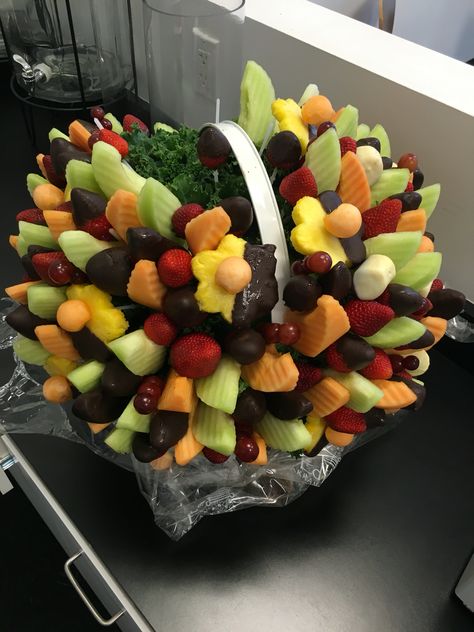 Edible arrangement Fruit Bouquet Ideas, Fruit Bouquet, Fruit Sticks, Food Bouquet, Short African Dresses, Edible Arrangements, Food Garnishes, Bouquet Ideas, Cute Fruit