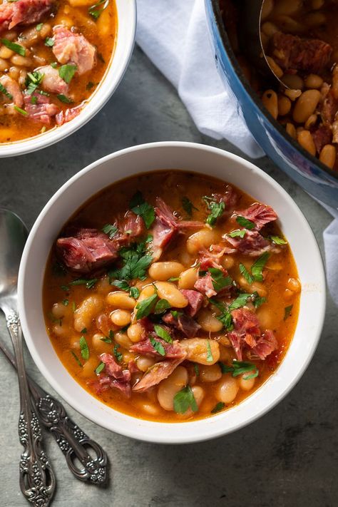 Ham Shank, Smoked Turkey Wings, Chef School, White Bean Soup Recipes, Classic Southern Recipes, Bean Soup Recipe, Ham Soup, Ham And Beans, Ham And Bean Soup