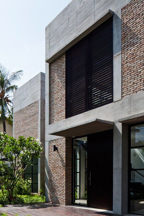 MM++ Architects replaces the old walls of a Vietnam house Brick And Concrete Facade, Vietnam House, Modern Brick House, Brick And Concrete, Red Brick Walls, Plan Villa, Concrete Facade, Concrete Houses, Concrete Architecture