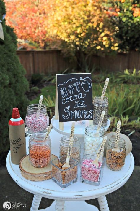 Sweet 16 Bonfire, Bonfire Backyard, Backyard Bonfire Party, Bonfire Birthday Party, Bonfire Birthday, Smores Party, Camping Backyard, Campfire Party, Fall Bonfire