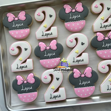 *Before ordering please check shop announcements for blocked out dates*  If an order is placed for a date that is no longer available the order will be canceled and fully refunded. This listing is for 2 dozen personalized Minnie cookies.  12 Minnie's  12 numbers  When ordering please include the date need by, as well as any personalizations  (Name; age: etc) PACKAGING CHOICES -Bags with bows...perfect for party favors -HEAT SEALED....Best if you're planning on placing them on a platter for an event and don't want them wrapped. This will allow you to keep them fresh and then right before the event, open them up and place them on the table. These can also be left in the bag. SHIPPING Your order will be shipped out the Monday before your need by date. FOR EXAMPLE- if you stated your need by d Minnie Mouse Goodie Bag Ideas, Minnie Mouse Cupcakes Ideas, Minnie Birthday Cookies, Minnie Mouse 2nd Birthday Cookies, Minnie Mouse Treat Ideas, Minnie Mouse Donut Party, Minnie Mouse Birthday Treats, Minnie Mouse Cookies Decorated, Minnie Mouse Treats Table