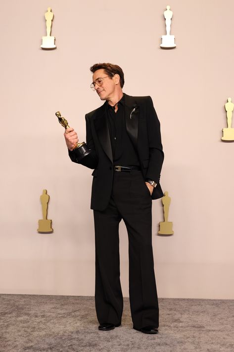 Robert Downey Jr. posing with his 1st Oscar Oscars Party Outfit, Chinos Men Outfit, Graduation Suit, Toni Stark, Guys Fashion Casual, Men Fashion Photoshoot, Black Outfit Men, Stylish Mens Suits, Black Suit Men