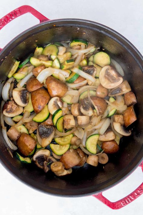 vegetables in a dutch oven. Oven Stir Fry, Habatchi Recipe, Super Easy Meal Prep, Chicken With Fried Rice, Simple Fried Rice, Hibachi Chicken, Delicious Meal Prep, Yum Yum Sauce, Healthy Food Recipes Clean Eating