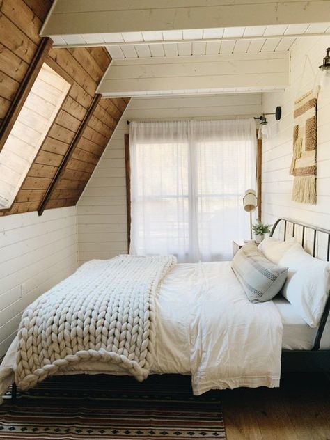 cozy cabin bedroom vibes Cozy Cabin Bedrooms, Cozy Cabin Bedroom, How To Decorate Home, Diy Home Decor For Apartments, Cabin Bedroom, Decorate Home, Bedroom Cozy, Attic Bedroom, Plywood Furniture