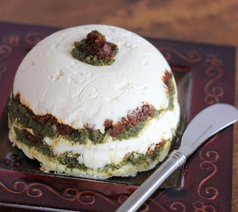 Flavorful and colorful layers of green pesto with red sundried tomatos between a cream cheese layer base. Pesto Torte, Apps For Christmas, Cheese Torte, Cream Cheese Appetizer, Sundried Tomato Pesto, Tomato Cheese, Pesto Cheese, Green Pesto, Easy Apps