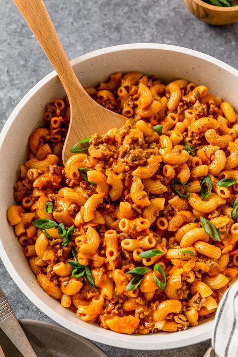 Easy One Pot Cheeseburger Pasta Recipe Cheese Burger Pasta, Burger Pasta, Cheeseburger Pasta, Sausage Pasta Recipes, Pasta Penne, One Pot Pasta Recipes, Pasta Ingredients, Cheese Burger, Elbow Macaroni