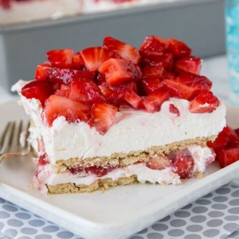 Strawberry Cheesecake Lasagna - Dinners, Dishes, and Desserts Strawberry Lasagna Desserts, Lasagna Desserts, Strawberry Cheesecake Lasagna, Strawberry Cream Cheese Icebox Cake, Cream Cheese Icebox Cake, Cheesecake Lasagna, Strawberry Lasagna, Strawberry Icebox Cake Recipe, Easy Strawberry Cheesecake