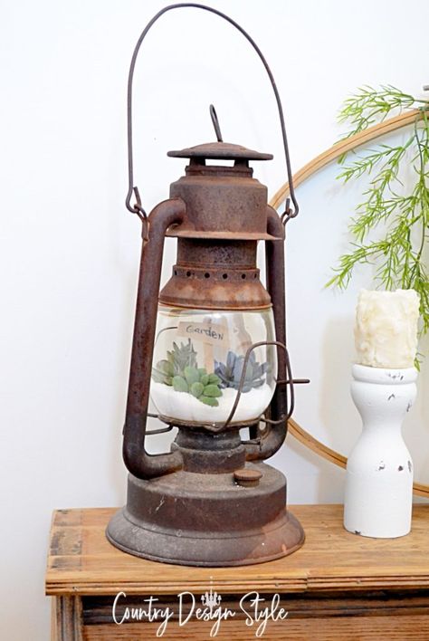 Vintage Lantern Decor, Upcycled Decor, Rusty Garden, Old Lanterns, Lantern Decor, Antique Lanterns, Lantern Ideas, Garden Hacks, Vintage Garden Decor