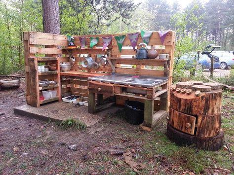 The stump oven and hob is super cool! Outdoor Play Kitchen, Mud Kitchen For Kids, Outdoor Play Space, Outdoor Play Spaces, Kid Science, Outdoor Play Areas, Kids Outdoor Play, Recycled Pallet, Natural Playground