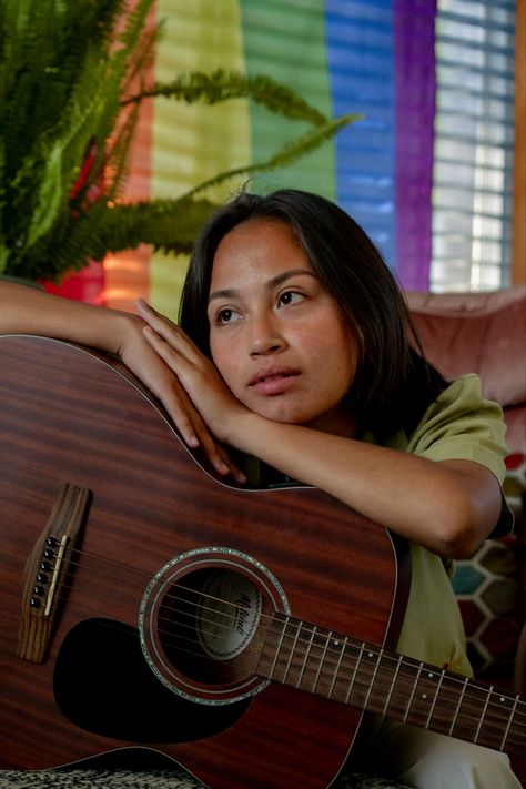 Musician photoshoot with guitar #guitar #graduation #photography #musician Photoshoot With Guitar, Meadow Photoshoot, Guitar Senior Pictures, Musician Headshots, Guitar Photoshoot, Musician Photoshoot, Photography Musician, Guitar Portrait, Business Shooting