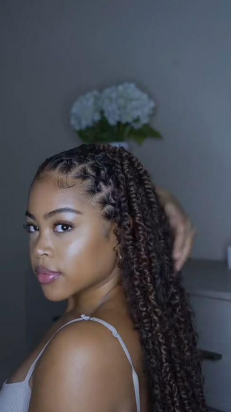 Brown Passion Twists Hairstyle, Crotchet Hairstyles Quick, Honey Brown Passion Twists, Crotchet Braids Styles Hairstyles, Honey Blonde Passion Twist, Brown Passion Twists, Goddess Passion Twists, Shine N Jam, 2000s Hairstyles