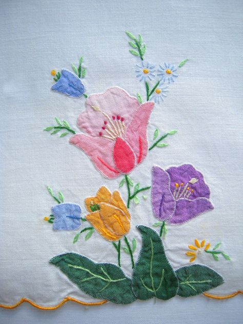 Applic Work, Embroidered Applique Flowers, Flower Motif Design Embroidery, Flower Applique Border Patterns, Quilts With Flower Applique, Applique Tulip Pattern, Crewel Embroidery Patterns, Cutwork Embroidery, Applique Quilting