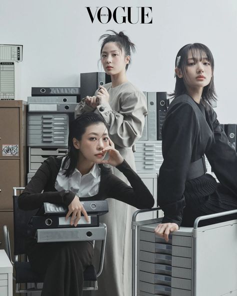 Group Office Photoshoot, Kpop Office, Office Photoshoot, Photoshoot Lookbook, Friends Pose, Inspo Photoshoot, Asian Actress, 20 Year Anniversary, Anniversary Photoshoot