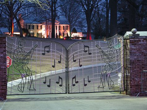 Graceland! Just a beautiful place! I have pictures next to this gate and signed the long brick wall out in front of graceland! :) Graceland Mansion, Elvis Presley House, Elvis Has Left The Building, Walking In Memphis, Elvis Graceland, Graceland Elvis, Elvis Presley Graceland, Elvis Presley Family, Graceland Memphis