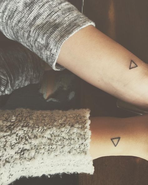 54 Sister Tattoos That Prove She's Your Best Friend in the World Tiny Matching Tattoos Couple, Tiny Matching Tattoos, Best Friend In The World, Small Sister Tattoos, Twin Tattoos, Bestie Tattoo, Matching Sister Tattoos, Triangle Tattoos, Angel Wings Tattoo