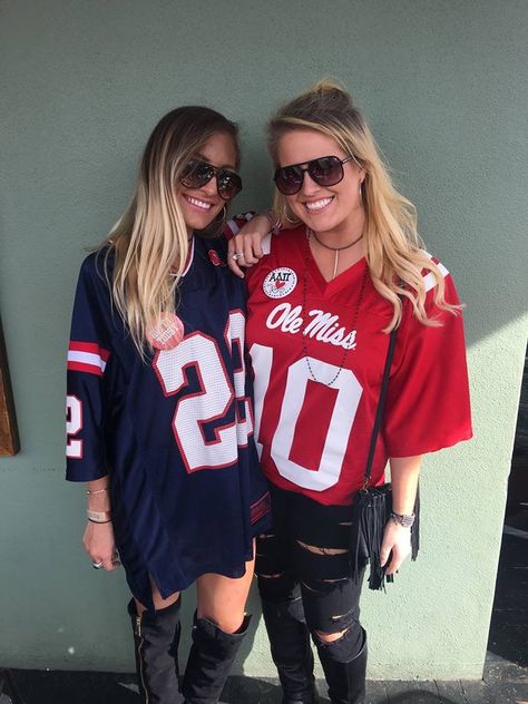 Football Jersey Dress Outfit, Football Game Outfit Jersey, Cute Football Jersey Outfits For Women, Game Day Jersey Outfit, Styling Football Jersey Women, Oversized Football Jersey Outfit Women, Jersey Tops For Game Day, Sports Fan Style, Nfl Jersey Outfit Women Style, Cute Jersey Outfits For Women