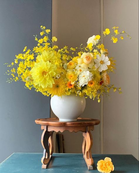 Yellow Flowers Bouquet, Yellow Flower Arrangements, Basket Flower Arrangements, French Flowers, Creative Flower Arrangements, Flower Vase Arrangements, Bouquet Arrangements, Vase Arrangements, Wedding Deco