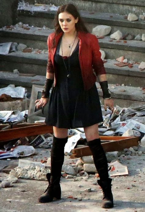 Emo Wanda, The Avengers Age Of Ultron, The Scarlett Witch, Scarlet Witch Costume, Jacket Outfit Ideas, Women Science, Wanda Scarlet Witch, Witch Characters, Celebrities Leather Jacket