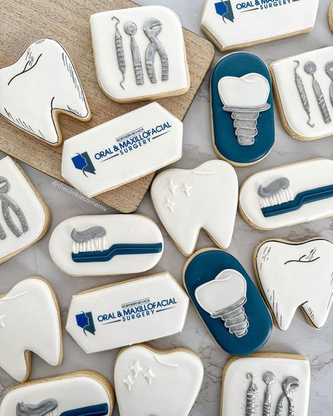 Fun fact: I worked in Dental, mostly... - The Cookie Corner Dental Cookies Decorated, Dentist Graduation Party Ideas, Tooth Cookies Decorated, Dentist Cookies, Dental Cookies, Dental Hygiene Graduation, Medical Cookies, Cookie Corner, Graduation Party Table