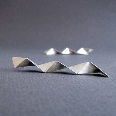 Contemporary Silver Jewelry, Sustainable Interior Design, Sculptural Jewelry, Origami Jewelry, Jewelry Techniques, Geometric Earrings, Gold Jewelry Fashion, Metal Jewelry, Handmade Silver