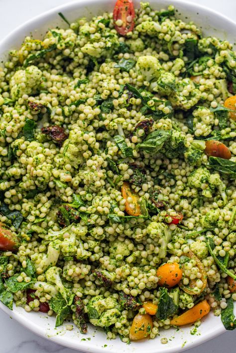 Vegan Mediterranean Couscous Salad - HealthyGirl Kitchen Couscous Bowls, Mediterranean Couscous Salad, Woman Laughing, Vegan Mediterranean, Mediterranean Couscous, Salad Meal Prep, Superfood Salad, Couscous Recipes, Grain Salad