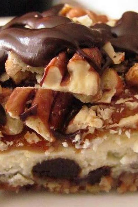 Turtle Cheesecake Bars Chocolate Turtle Cheesecake, Turtle Cheesecake Bars, Turtle Cheesecake Recipes, Chocolate Turtle, Turtle Cheesecake, Cheesecake Bar Recipes, Cake Bars, Bars Recipe, Köstliche Desserts