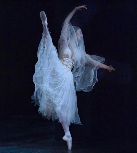 Pam Norris on Instagram: "A throwback to one of my favourite ever Giselle photos & Hannah Grennell on her debut as Zulme, one of Myrtha’s henchwomen. This composition against the dark background shows off the stunning movement of her white dress & veil. Ghostly perfection by Andrej Upenski 2021. 🙏🏽🙏🏽🙏🏽 #giselle #ballet #zulme #ghost #spectre #willis #otherworldly #spiritworld #romanticballet #allinwhite #royalballet #onpointe #elevation #veil #developpe #inthewoods #darkness #retribution # Giselle Ballet, Ballet Giselle, Stage Theatre, Ballet Beauty, Ballet Poses, Ballet Inspiration, Ballet Art, Dancing Aesthetic, Classical Ballet