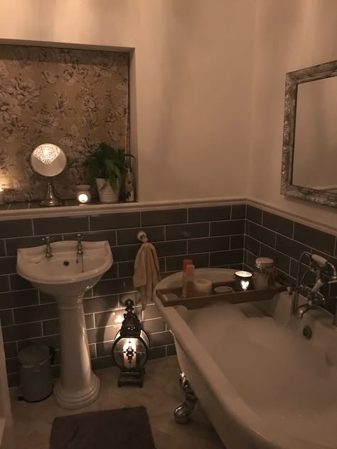 Bathroom Brown Aesthetic, Aesthetic Brown Bathroom, City Bathroom Aesthetic, Bathroom Aethestic, Nyc Apartment Aesthetic Bathroom, Grunge Bathroom Decor, Mens Bathroom Aesthetic, Bathroom Cute Aesthetic, Dark Coquette Bathroom