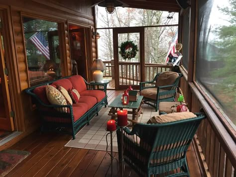 Log Cabin Sunroom Ideas, Tiny Cabin Furniture Ideas, Screened In Cabin Porch, Log Cabin Screened In Porch, Mountain Porch Ideas, Camp Porch Ideas, Cabin Style Apartment, Small Cozy Cabin Interior, Log Cabin Porch Decorating Ideas