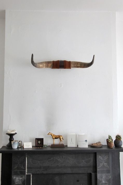 wall mounted bullhorn mantel Bull Horns Decor, Horn Ideas, Western Interior, Horns Decor, Western Gothic, Summer Bed, Bohemian Modern Style, Mountain Vibes, Room Styling