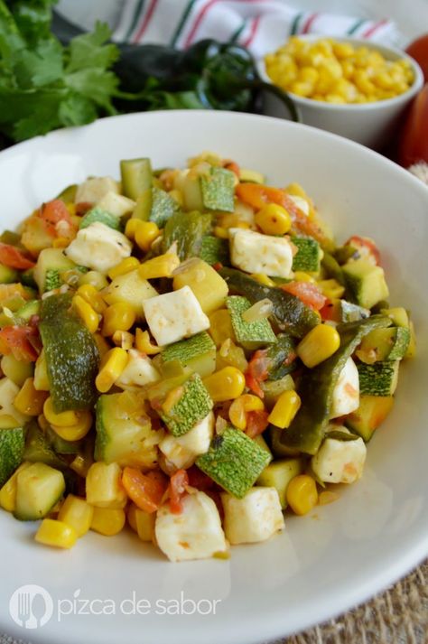 Calabacitas con elote (las más ricas & fáciles de preparar) Deli Food, Mexican Food Recipes Authentic, Easy Dinners, Veggie Recipes, Healthy Lunch, Vegetable Recipes, Gourmet Recipes, Workout Food, Mexican Food Recipes