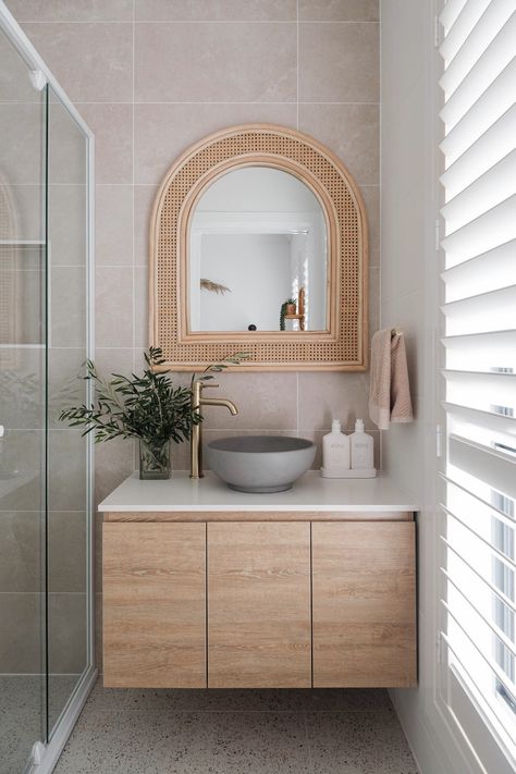 Ensuite bathroom with rattan arch mirror | Global Retreat: A home tour around the world Arch Mirror Bathroom, Rattan Bathroom, Neutral Bathrooms, Latest Bathroom Trends, Green Bathrooms, Blue Bathrooms, Old Vs New, White Bathrooms, Beaumont Tiles