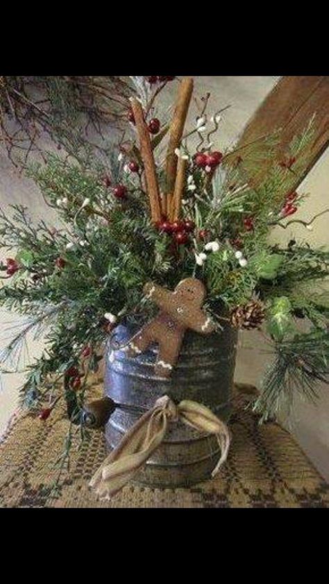 Primative Decor Country, Sifter Decor, Gingerbread Mantle, Christmas Table Centerpieces Ideas, Table Centerpieces Ideas, Rustic Christmas Table, Dinner Party Centerpieces, Primitive Christmas Decorating, Centerpieces Ideas