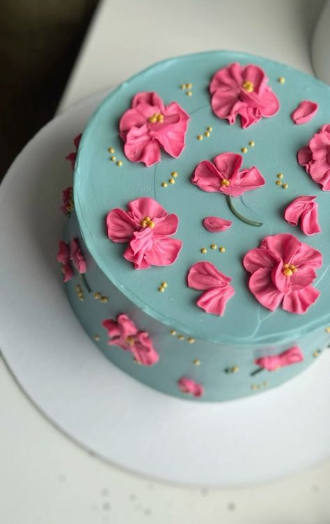 Floral Decorated Cake, Luisa Encanto Cake, Simple Small Cake Designs, 33 Cake, Simple Birthday Cake Designs, Cute Cake Designs, Flower Birthday Cake, Cake With Roses, Flower Cake Design